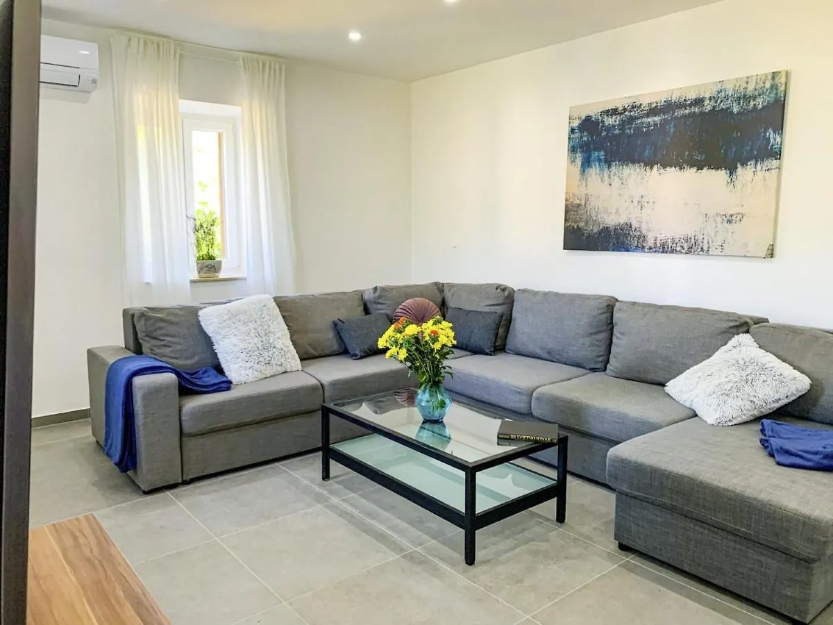 Villa Telma In Kostrcani - Haus Fuer 8-10 Personen